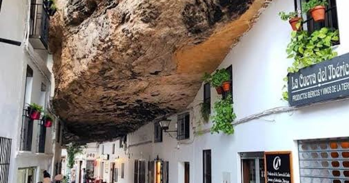 Așezare unică în lume. Se află în Europa, ascunsă sub o stâncă