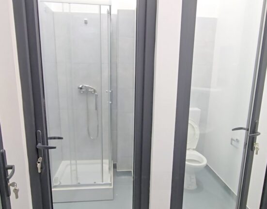 Toalete cu uși transparente și dușuri la vedere într-o piață modernizată din Pașcani. Cu ce nereguli au fost recepționate lucrările