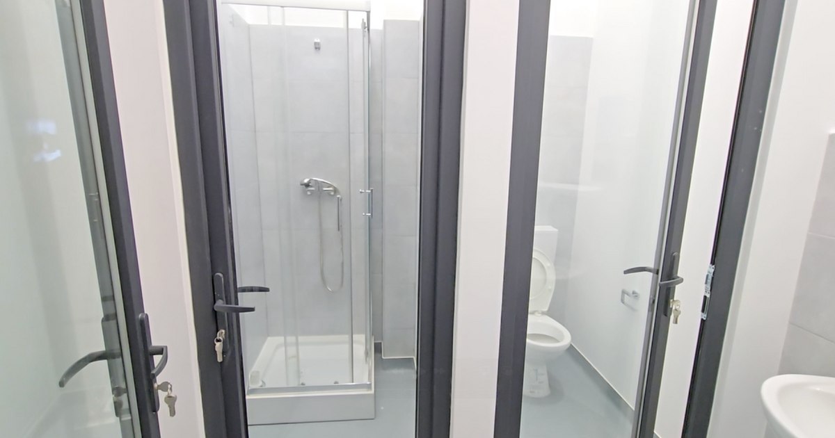 Toalete cu uși transparente și dușuri la vedere într-o piață modernizată din Pașcani. Cu ce nereguli au fost recepționate lucrările