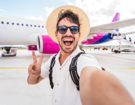 Însoțitoare de zbor: Cele mai bune sfaturi și bune practici ca să zbori ușor în această vară