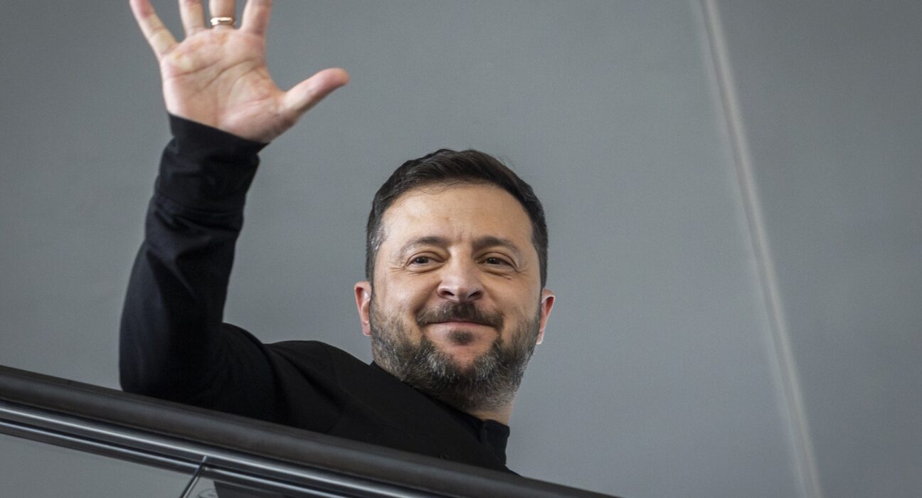 Puternic contestat, după ce a promulgat rapid legea care pune anticorupția pe butuci, Zelenski le face o promisiune ucrainenilor