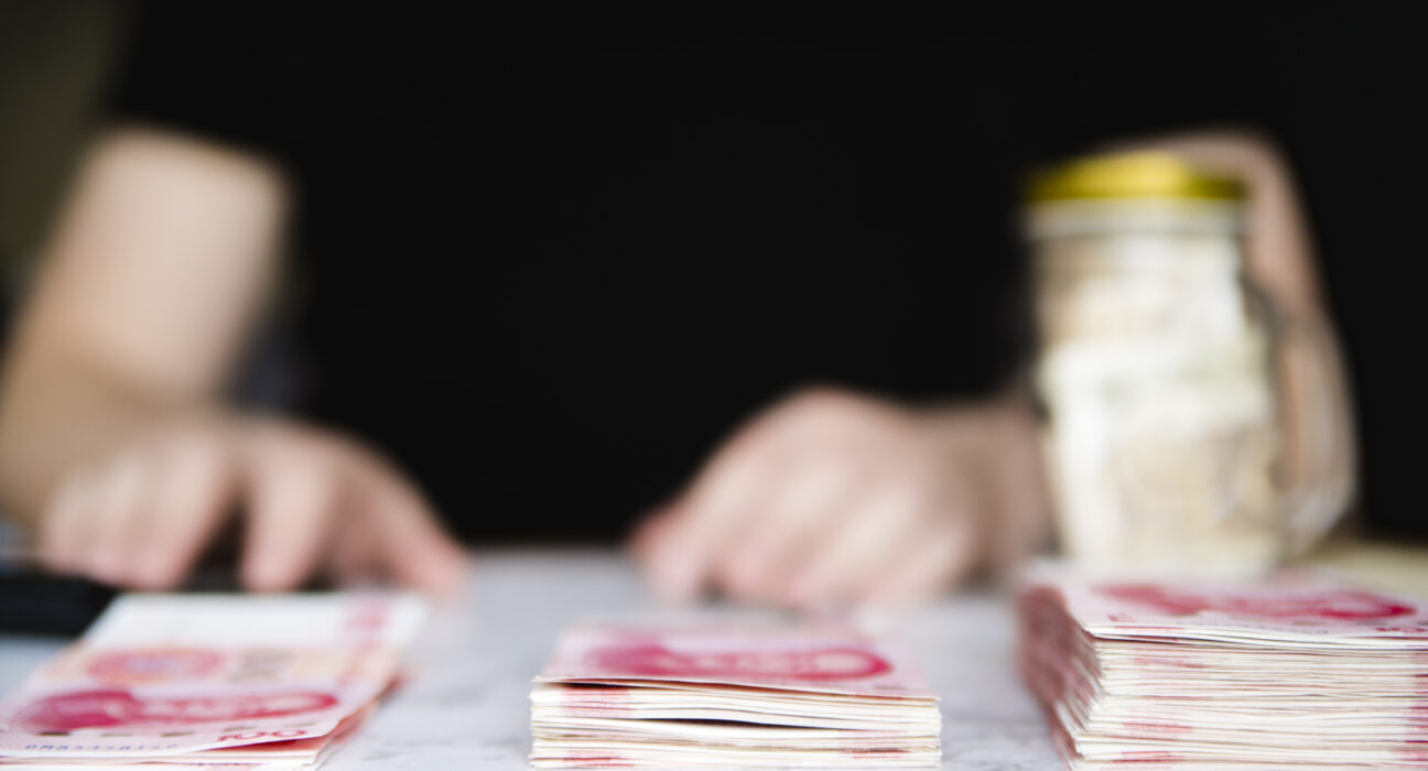 Fals ambasador, care reprezenta patru state inexistente, a fost arestat. Cum a făcut, ani la rând, un munte de bani