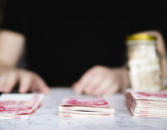 Fals ambasador, care reprezenta patru state inexistente, a fost arestat. Cum a făcut, ani la rând, un munte de bani