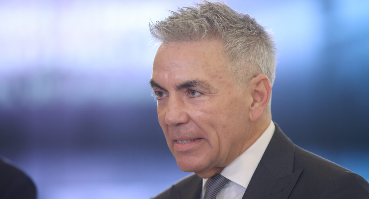 Cum și-au asigurat companiile vicepremierului Anastasiu protecția la ANAF: mită de peste 150.000 de euro plătită 8 ani la rând unui inspector pentru ca „totul să fie bine” / Date din dosar