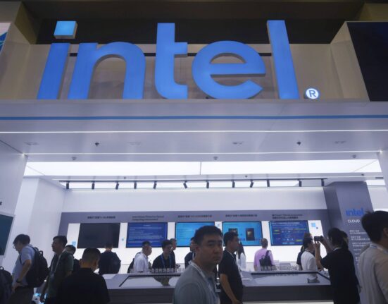 O mare companie de tehnologie abandonează planurile de producție în Europa și anunță noi runde de concedieri