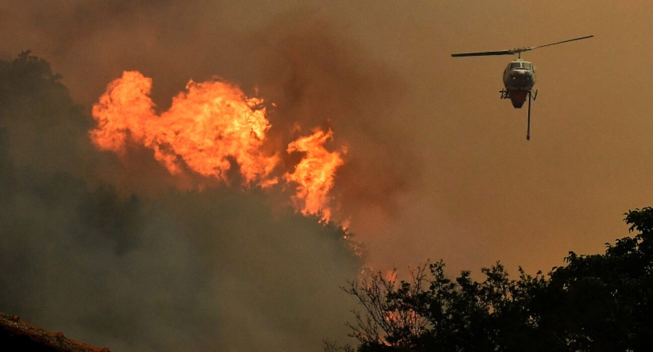 Incendiile de vegetație cuprind Balcanii. Mii de persoane evacuate și locuințe distruse de flăcări