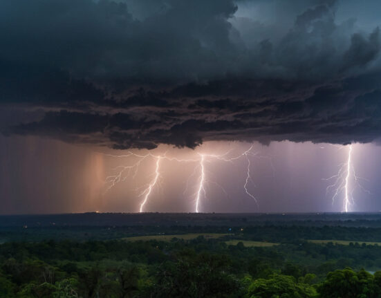 CODUL ROȘU de vijelii se extinde. Localitățile vizate de fenomenele meteo extreme/ Grindină de mărimea unui ou de porumbel (FOTO)
