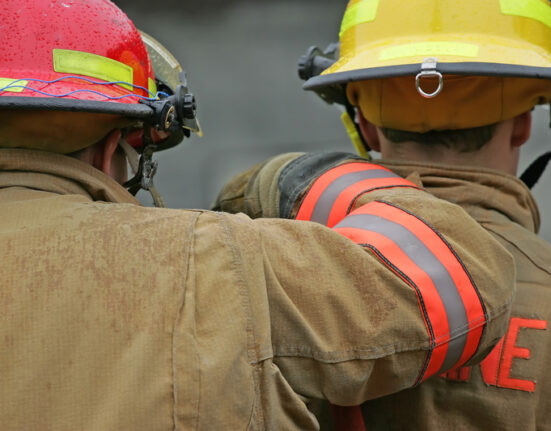 FOTO/VIDEO Zeci de turiști nevoiți să fugă de pe plajă cu barca din cauza incendiilor de vegetație din Sardinia / Probleme și în Grecia, Turcia și Bulgaria