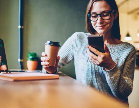 Impactul subliminal al „socializării online” asupra creierului