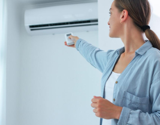 Consumul scade, importurile cresc: România cumpără curent scump în orele de vârf