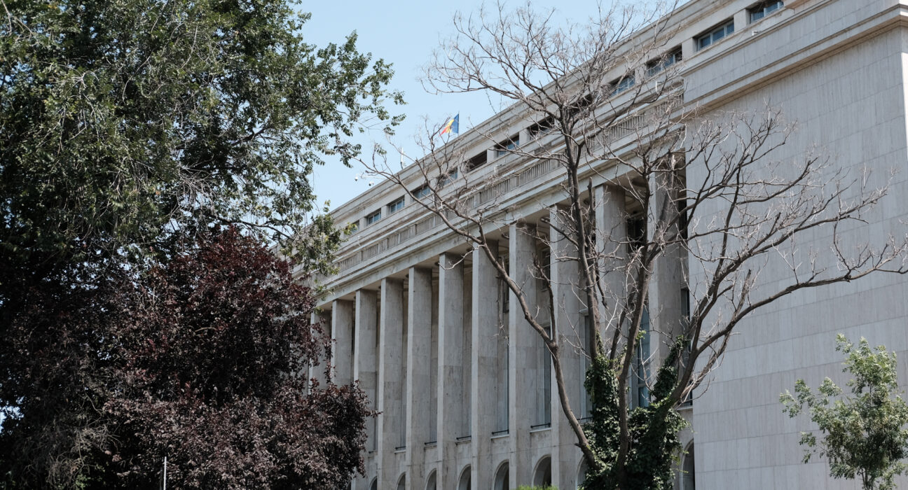 Guvernul pregătește stoparea transferurilor între instituții, înainte de reducerea cu 20% a numărului angajaților din administrația centrală