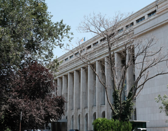 Guvernul pregătește stoparea transferurilor între instituții, înainte de reducerea cu 20% a numărului angajaților din administrația centrală