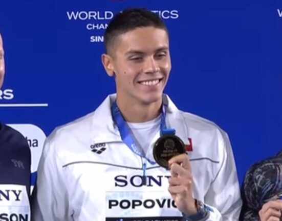 Un zâmbet mondial. Momentul intonării Imnului României, după ce David Popovici a devenit campionul lumii