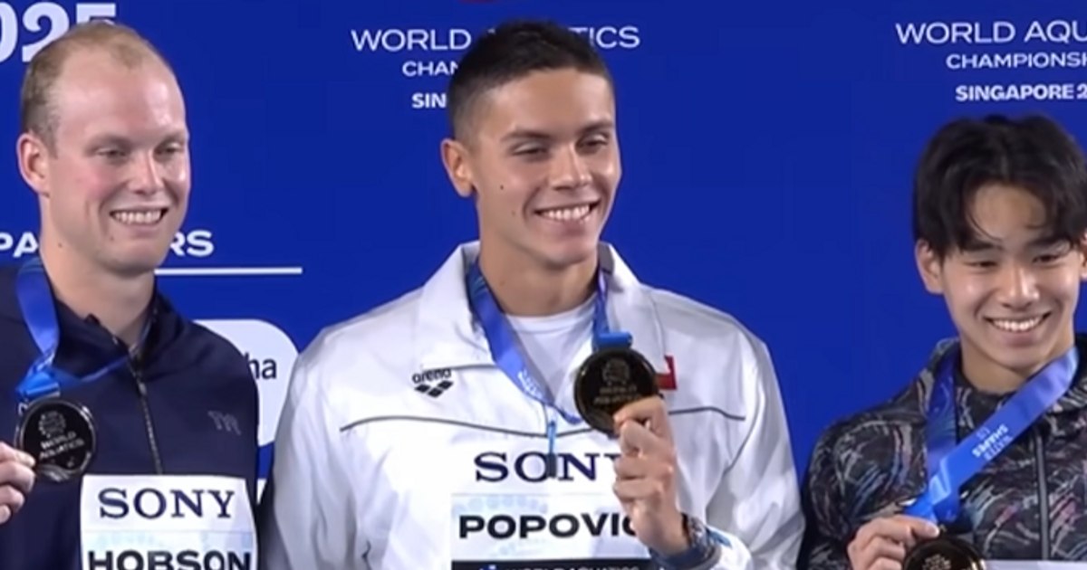 Un zâmbet mondial. Momentul intonării Imnului României, după ce David Popovici a devenit campionul lumii