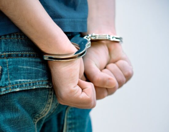 Două persoane au fost arestate după ce au amenințat cu moartea un polițist și un jandarm