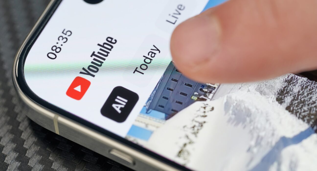 „Un pas important”: Australia devine prima țară din lume care va bloca accesul tinerilor la YouTube