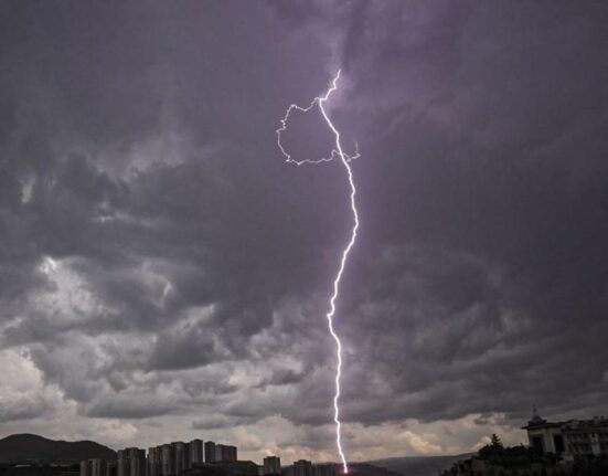 Temperaturi normale și ploi cu fulgere în București în următoarele două zile