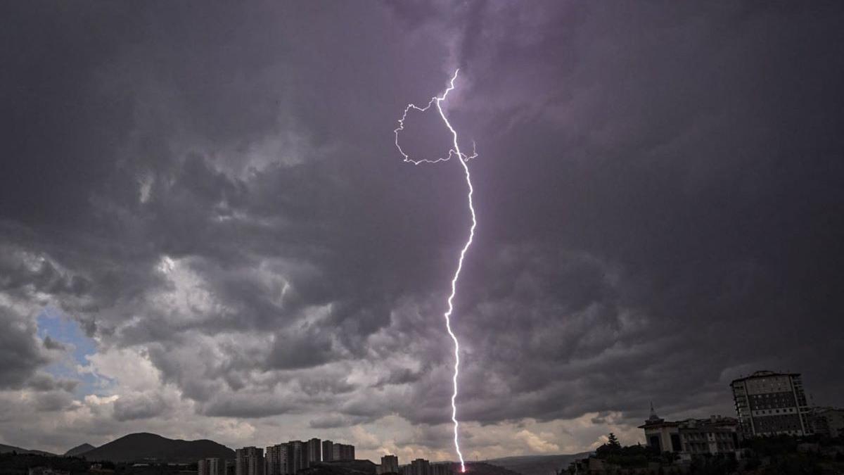 Temperaturi normale și ploi cu fulgere în București în următoarele două zile