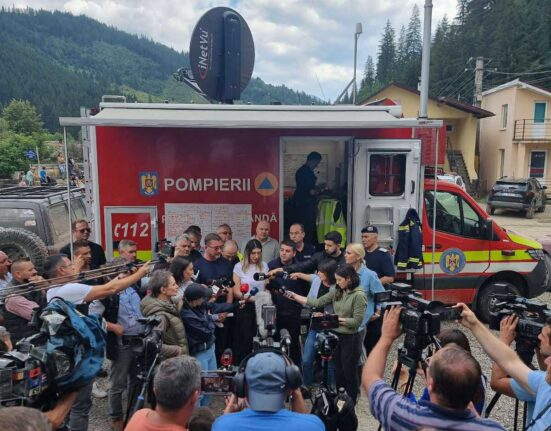 FOTO Ministrul Mediului, vizită în zonele afectate de inundații. „Ne gândim inclusiv să modificăm legislația”