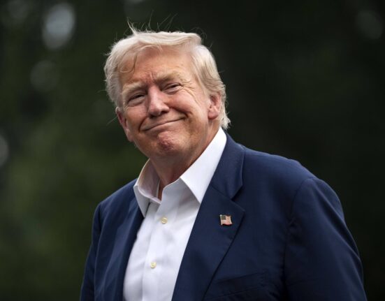 Lăudați-l pe Trump și vorbiți cât mai simplu: Cum s-a pregătit delegația unei țări pentru negocierea cu SUA