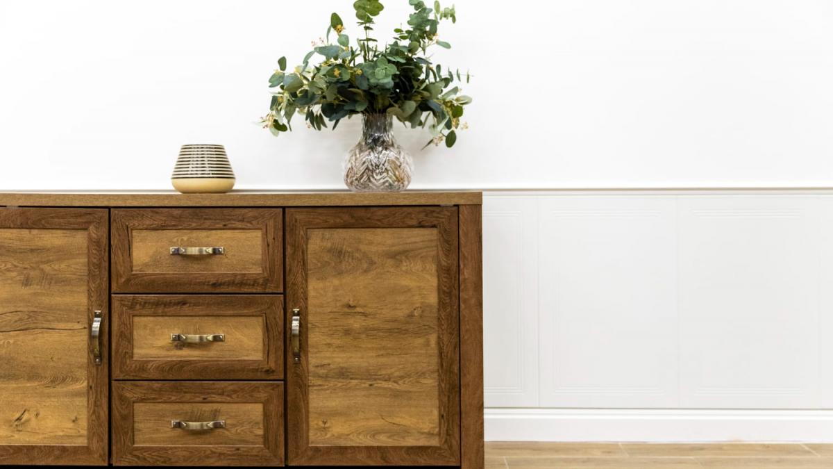 Cum scapi de petele de pe mobilierul din lemn cu fierul de călcat