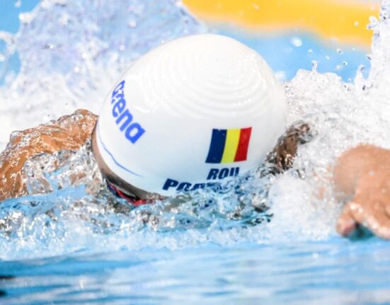 David Popovici scrie istorie la Mondialele de natație din Singapore: dublu aur la 100 și 200 metri liber