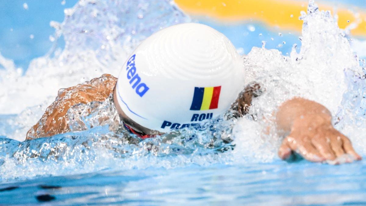 David Popovici scrie istorie la Mondialele de natație din Singapore: dublu aur la 100 și 200 metri liber