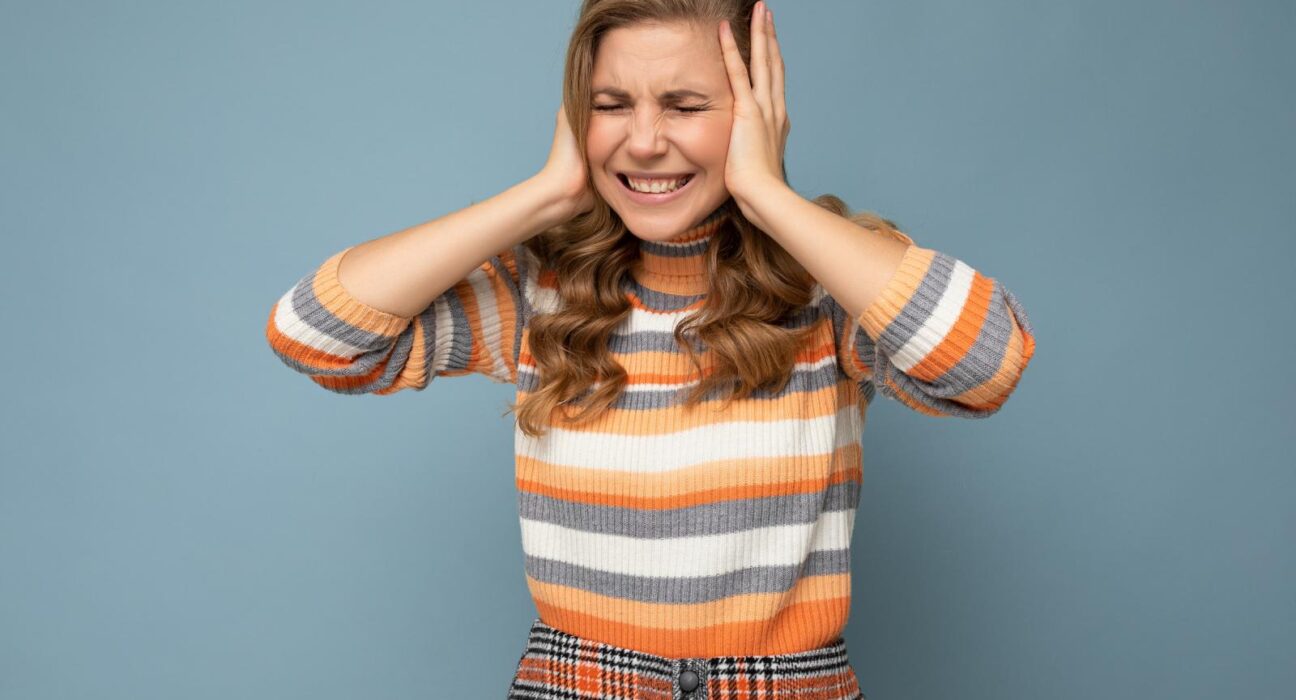 Urechi înfundate? Iată cele mai eficiente metode pentru a scăpa de problemă