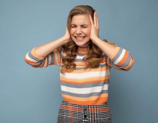 Urechi înfundate? Iată cele mai eficiente metode pentru a scăpa de problemă