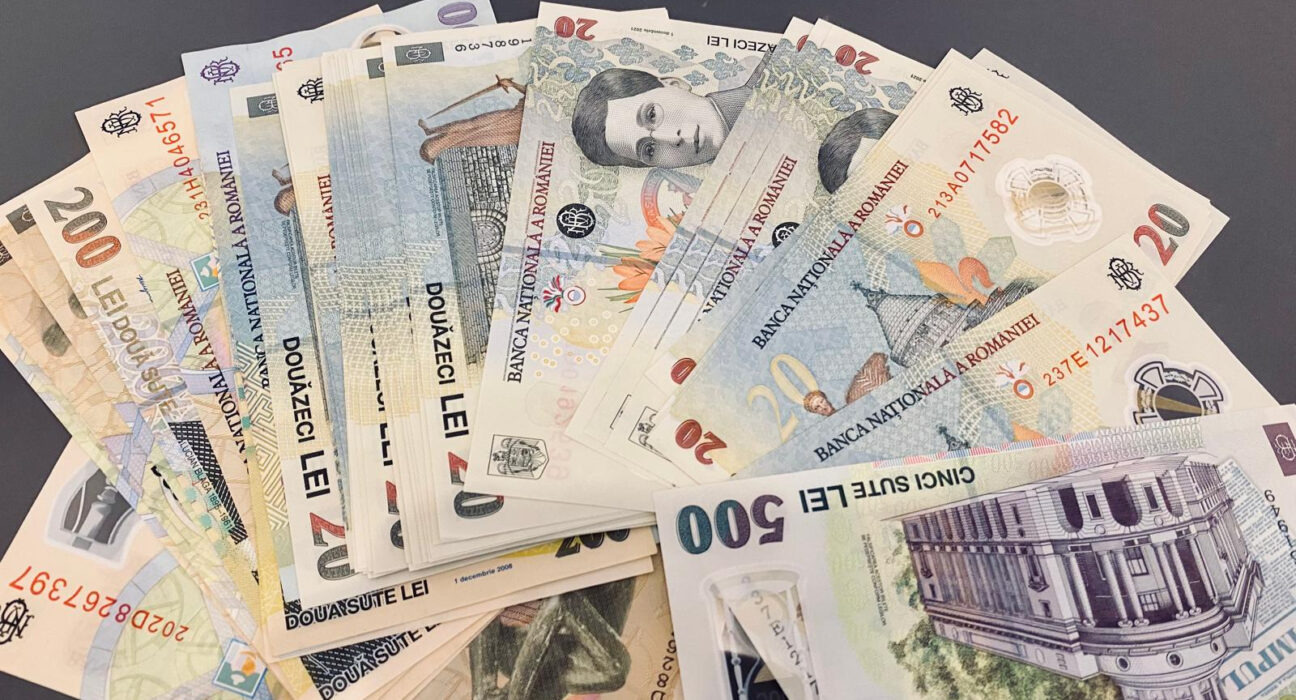 De vineri, 1 august, crește TVA. Scade coșul zilnic: Economia pe hârtie vs. buzunarul românului. Cifrele momentului