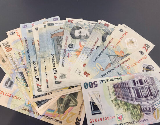 De vineri, 1 august, crește TVA. Scade coșul zilnic: Economia pe hârtie vs. buzunarul românului. Cifrele momentului