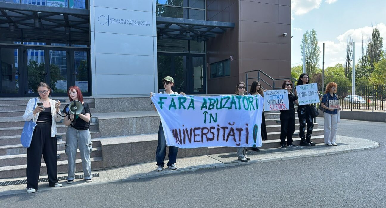 VIDEO „Mă simt rușinat că merg la o universitate cunoscută pentru abuzuri.” Cine sunt studenții care au protestat la SNSPA / O profesoară s-a alăturat și ea demersului