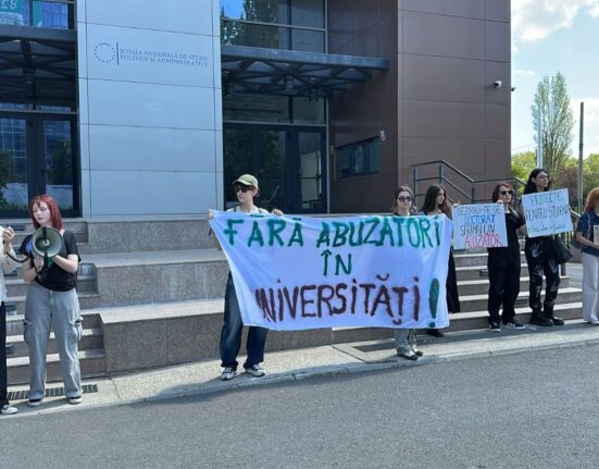 VIDEO „Mă simt rușinat că merg la o universitate cunoscută pentru abuzuri.” Cine sunt studenții care au protestat la SNSPA / O profesoară s-a alăturat și ea demersului