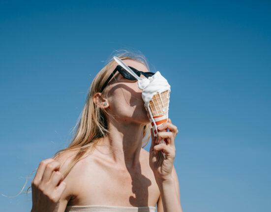 Nu orice SPF e ok dacă ai acnee! Ce cremă recomandă specialiștii. O găsești doar în farmacii