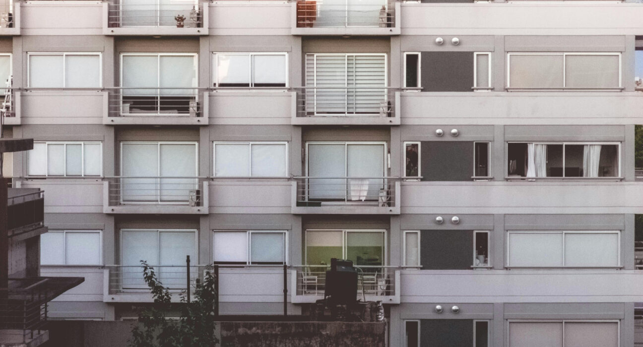 O tânără a supravieţuit după ce a căzut de la etajul nouă al unui bloc lovit de o rachetă rusească. Medicii consideră că a fost miracol