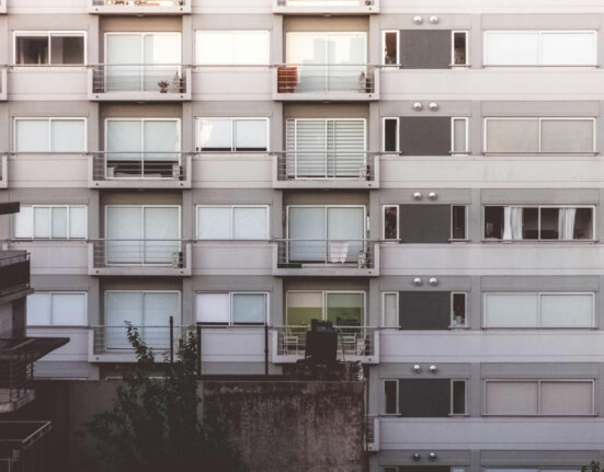 O tânără a supravieţuit după ce a căzut de la etajul nouă al unui bloc lovit de o rachetă rusească. Medicii consideră că a fost miracol