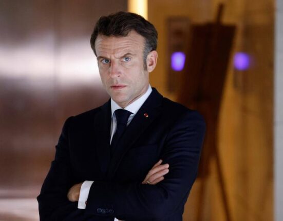 „O cruzime abjectă”. Emmanuel Macron condamnă imaginile cu ostaticii israelieni difuzate de Hamas