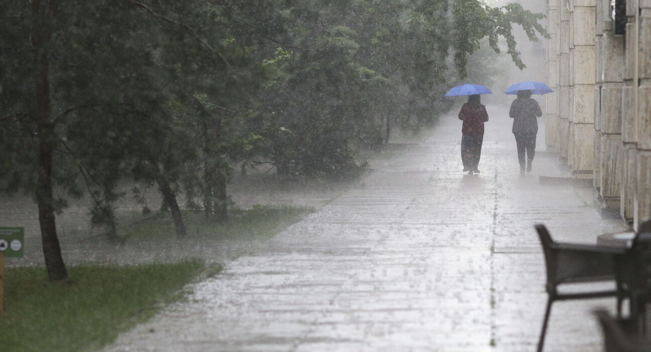 VIDEO O furtună puternică a provocat pagube în Sighetu Maramaţiei: străzi inundate și gospodării afectate