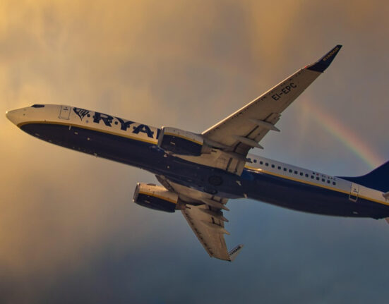 Ce a pățit un pasager Ryanair după ce a vapat în toaleta avionului