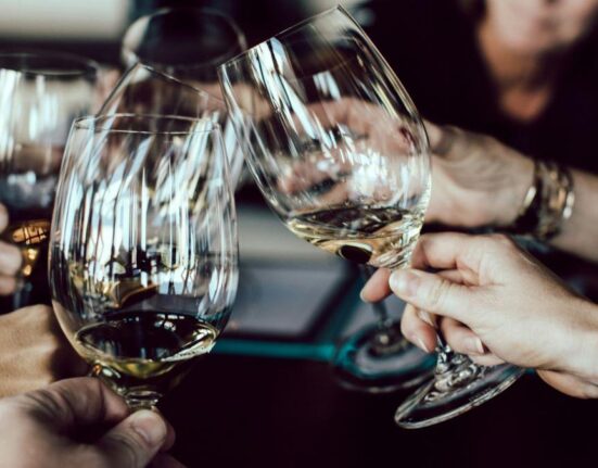 Persoanele în vârstă, în special femeile, consumă din ce în ce mai mult alcool