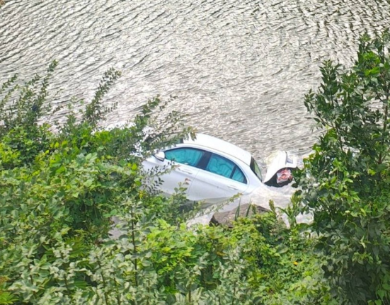 Un șofer turc a plonjat cu mașina în râul Olt. Circulația pe DN7 se desfășoară alternativ