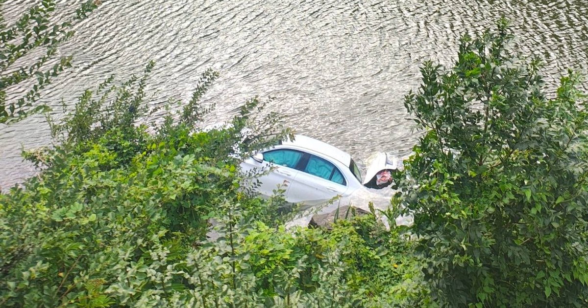 Un șofer turc a plonjat cu mașina în râul Olt. Circulația pe DN7 se desfășoară alternativ