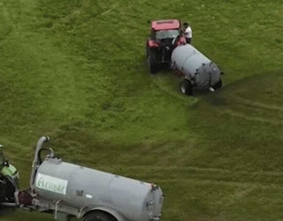 Momentul în care un fermier francez îi împroașcă cu bălegar pe proprietarii unor rulote. Ce l-a făcut să răbufnească