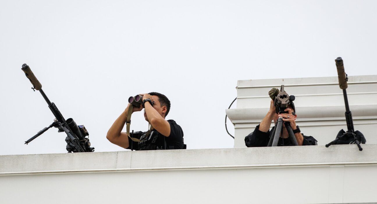 VIDEO Flancat de lunetiști, pe acoperișul Casei Albe, Donald Trump îi ia peste picior pe ruși. Gestul făcut de președintele SUA