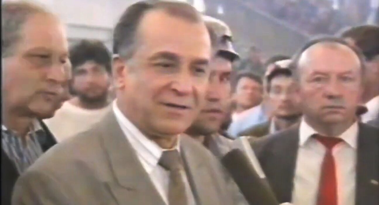 VIDEO Cum i-a trimis Ion Iliescu pe mineri să „reocupe” Piața Universității și le-a mulțumit pentru „înalta disciplină civică” după măcelul din 13-15 iunie