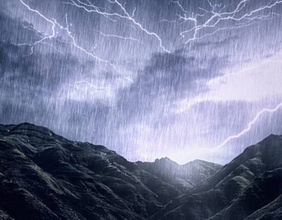 Patru judeţe din țară, sub Cod portocaliu de furtuni și vijelii, miercuri. Vreme instabilă va fi și în alte zone până joi seara