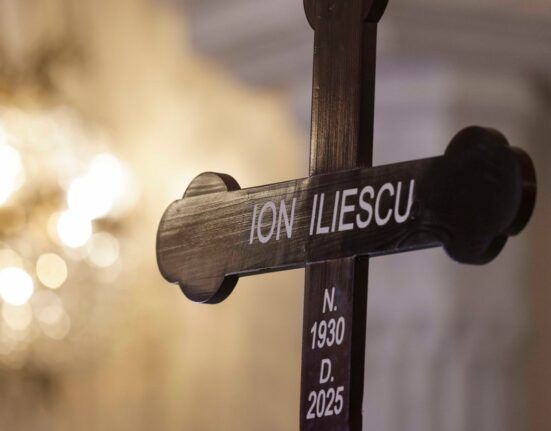 Ion Iliescu, între credință și controversă. Ce lipsește de pe crucea fostului președinte și care ar putea fi explicația