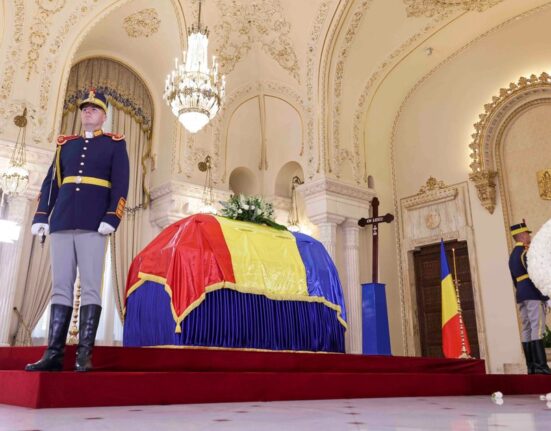 Porțile Palatului Cotroceni s-au deschis pentru publicul larg. Cetățenii, așteptați să aducă un ultim omagiu lui Ion Iliescu