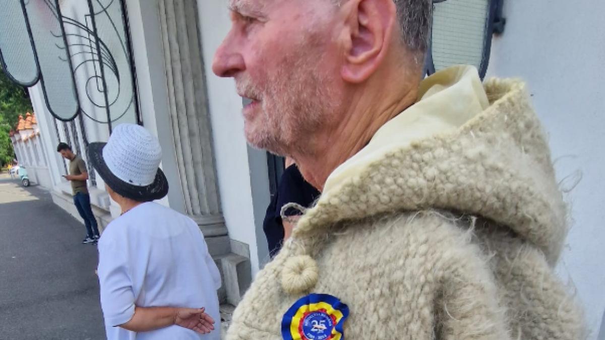 Funeraliile unui președinte: de la „fi-ți-ar țărâna de plumb” la „o să trăiești aievea Comandante”