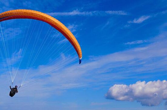 Reacția unui parapantist i-a uimit pe toți, după ce motorul parapantei s-a oprit brusc la 2300 de metri altitudine